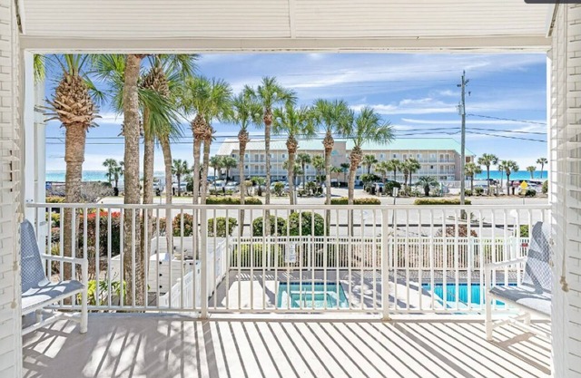 Gorgeous views, sleeps 6, clean, less than 100 steps to beach access.
