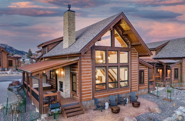 Gorgeous Views! Two large Patios, Jacuzzi, Indoor/Outdoor Fireplace