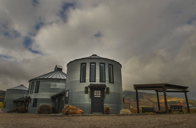 Gorgeous views, unique stay minutes away from hot pools, golfing, restaurants.