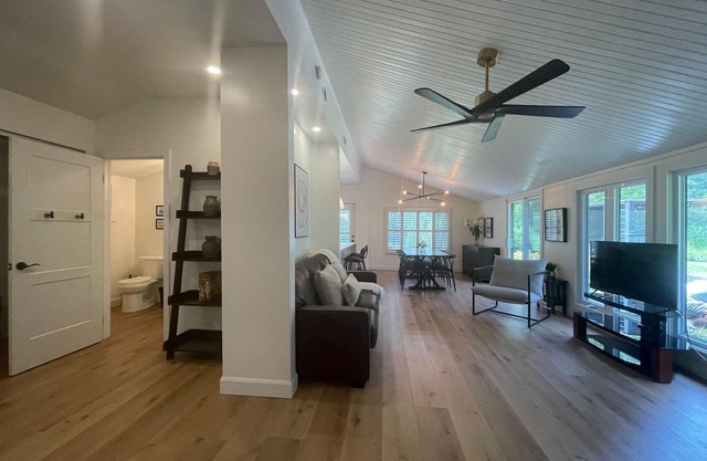 Gorgeous Waterfront Lake House near Sandbanks Beach with Kayaks and Beach Pass.