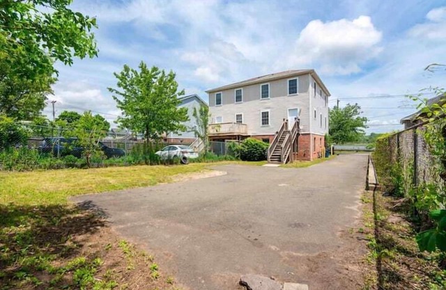 Gorgeous Waterfront 3 Bedroom, 1.5 Bathroom Unit.