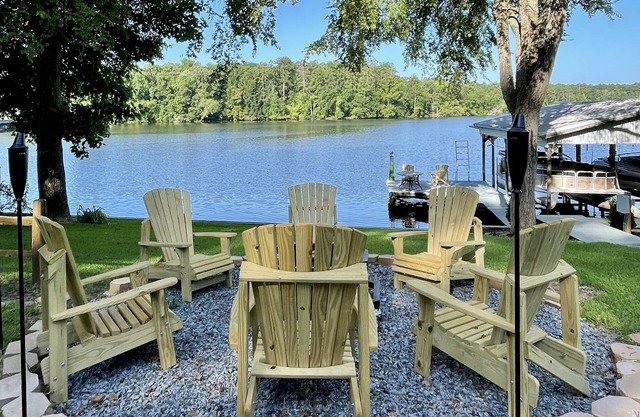 Gorgeous Waterfront Log Home On Lake Sinclair