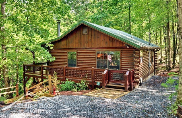Gorgeous, with covered hot tub, pet friendly, fenced area, WIFI