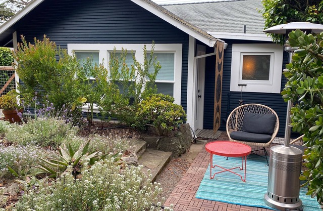 Gorgeously styled bungalow overlooking Bodega Harbor, Sauna, walk to town, Dogs