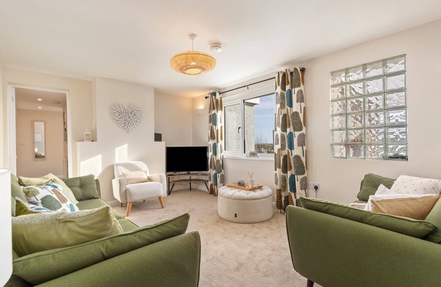 Gorse Cottage - Sea Views, Village Centre