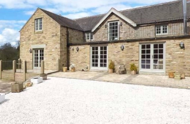 GORSTHEAD MILL FARM, pet friendly, luxury holiday cottage in Bradnop