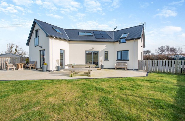 Gorwelon - Four Bedroom House, Sleeps 8