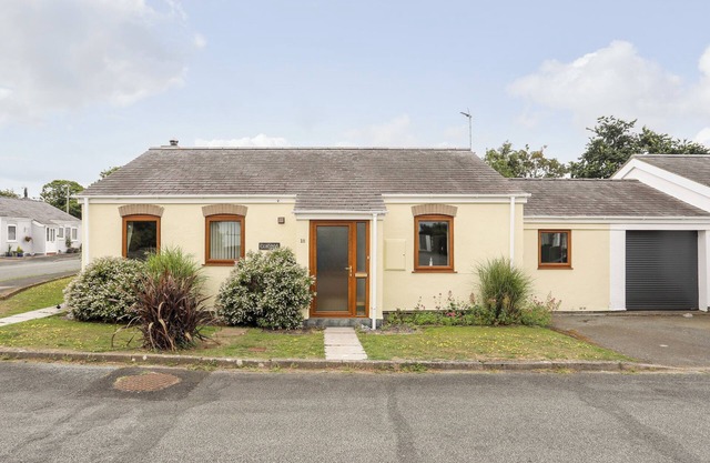 GORYNYS, pet friendly, character holiday cottage in Morfa Nefyn