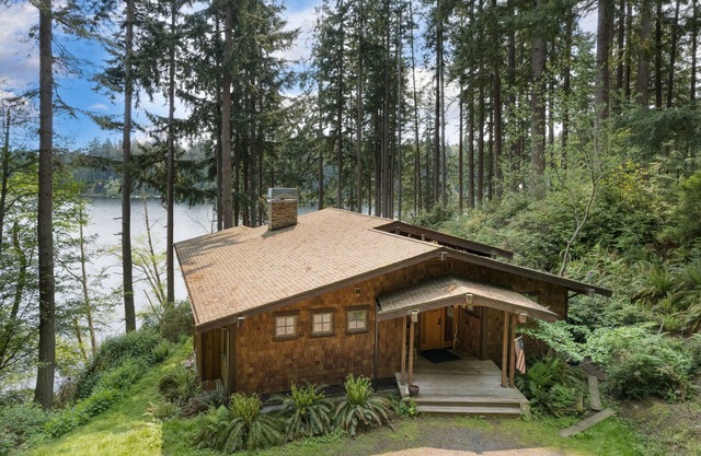 Goss Lake Chalet by AvantStay | Lakefront w/Dock, Fire Pit, Outdoor Dining Area