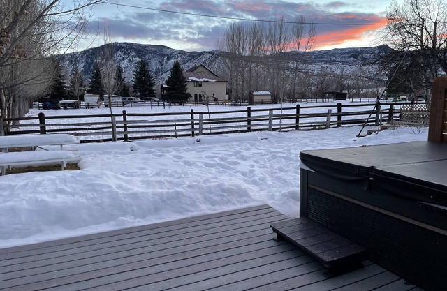 Gourmet Farmhouse views and Comfort in Willits, Co with Hot tub close to skiing