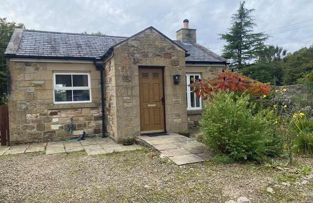 GOWANLEA, pet friendly, character holiday cottage in Bellingham