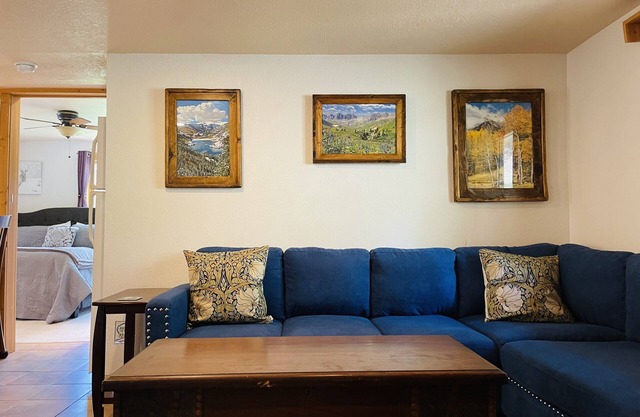 Gowdy Suite 1, King Bed, Hot Tub, Screened Porch, Free wifi.