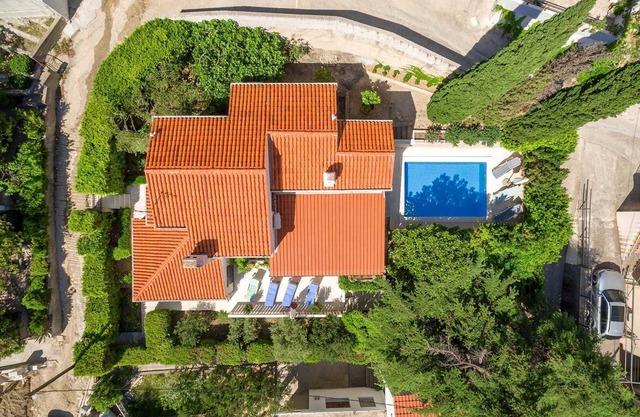 Graceful 5-BR Family Villa for 8, with private pool, close to the beach