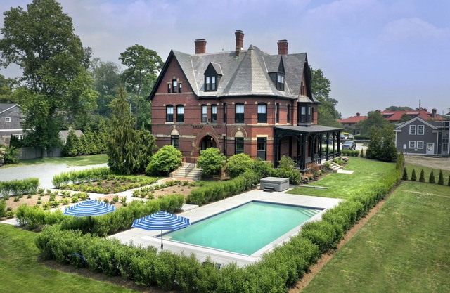 Gracious Victorian Estate Home, Walk to town and beach
