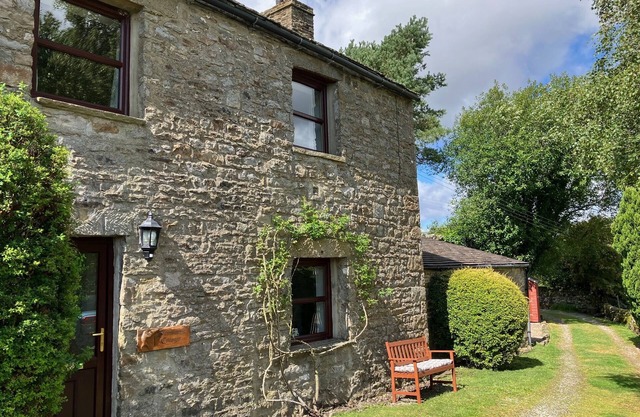 Grade II listed cottage surrounded by spectacular scenery, dog friendly and a short walk from pub