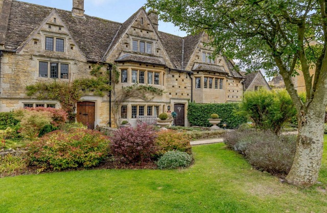 Grade II* listed holiday home with off-street parking and an open-plan garden - Middle Gable