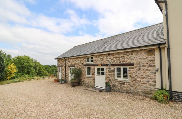 GRAIG FAWR, pet friendly, with a garden in Beulah