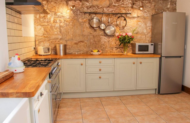 GRAIG GWYN COTTAGE, pet friendly, with open fire in Trefonen