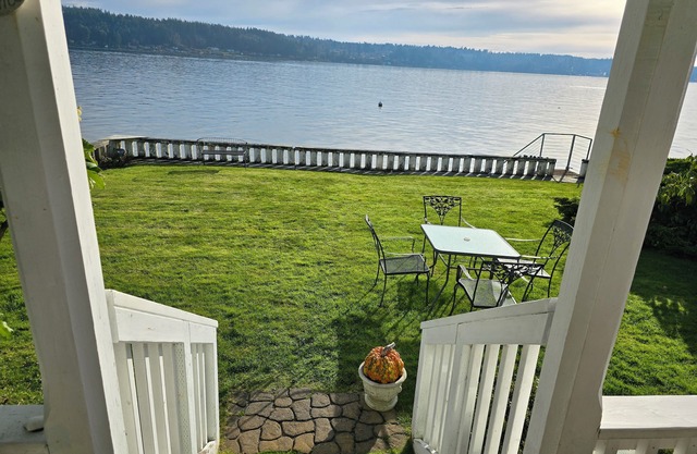 Gram's Waterfront Cottage in Manette