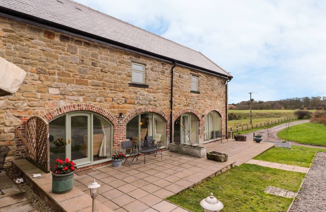GRANARY BARN, pet friendly, with a garden in Ouston