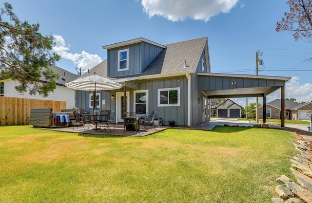 Granbury Home w/Hot Tub & Furnished Patio!