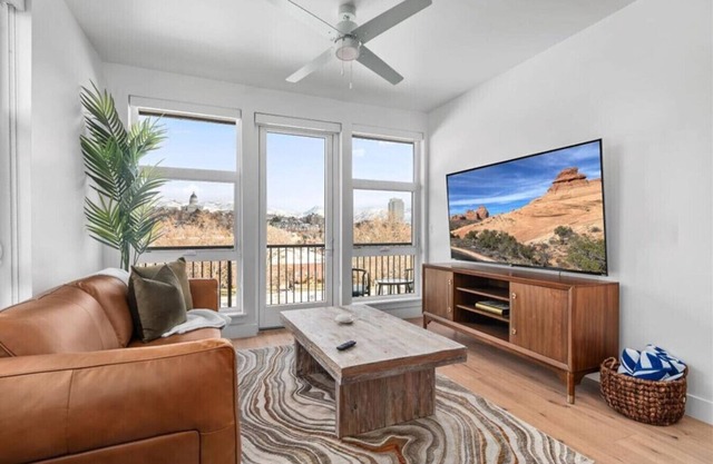 Grand 1BR Views/Pool/Gym/HTub