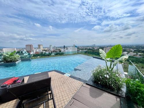 Grand 2-Bedroom Condo with Pool