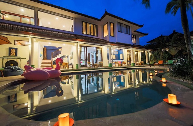 GRAND! 3BR Villa! - Lots Of Hangout Spots! W/Private Pool!
