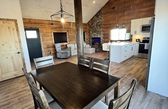 Grand Canyon Cozy Log Home with Hot Tub