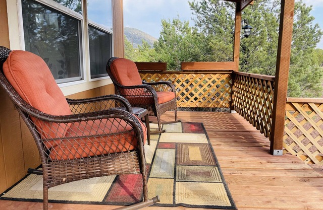 Grand Canyon Retreat w/Hot Tub,Fire Pit, laundry, and view. Private & Secluded