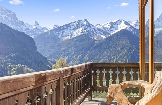 Grand Chalet Boisé Authentique, View of the Alps