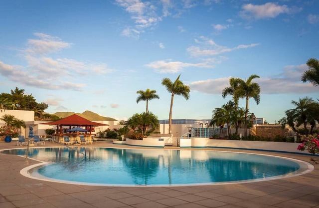 Grand Getaway - Royal Retreats at Maho Beach Studio
