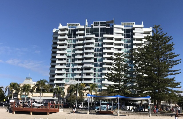 Grand Hotel Apartment One min walk to beach/Charis Seafoods Childrens Lagoon.