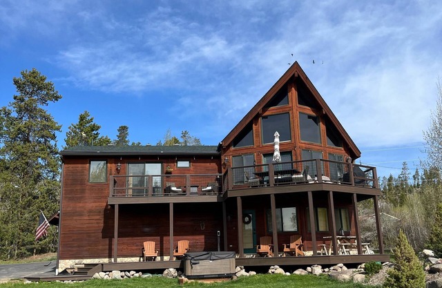 Grand Lake House w/Lake & Mtn Views! Close to town & RMNP/big lot & hot tub!