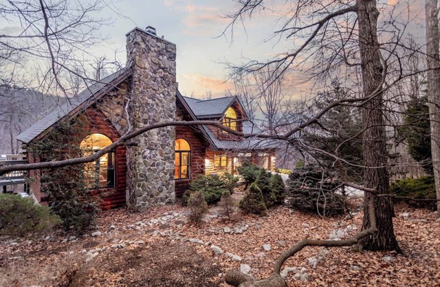 Grand Log Home Billiard Table 5000 sq feet Hot Tub FirePit Oversized Deck w/VIEWS Pet Friendly