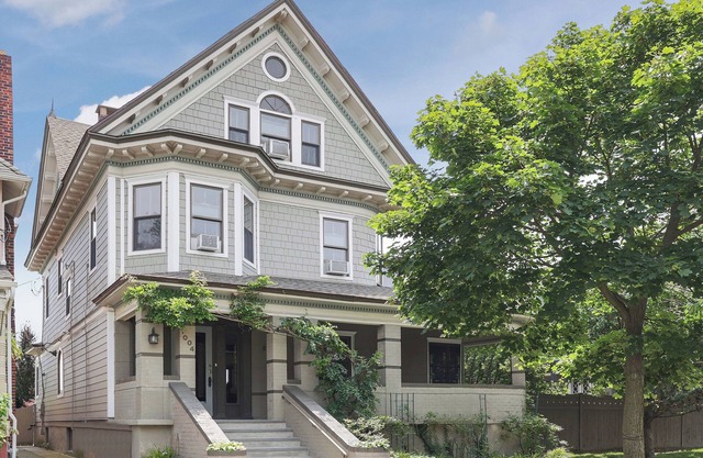 Grand Renovated Victorian - Great Location Just Blocks from Beach and Downtown