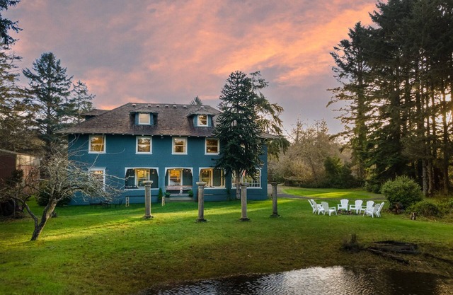 Grand spaces for entertaining large groups, family reunions and small weddings.