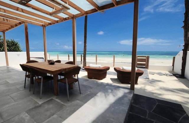 Grand Suite Ocean Front private beach patio 8 pax (4 bedrooms 3 bathrooms)