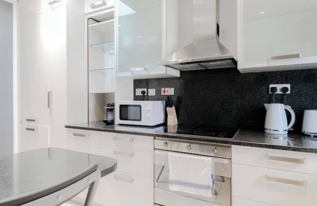 Grand Top Floor Penthouse In Fitzrovia