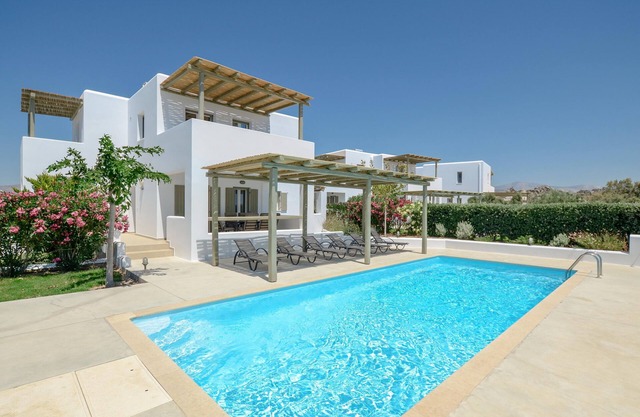 Grand Villa with 5 bedrooms Private Pool, HotTub, Fitness Equipment and Sea View