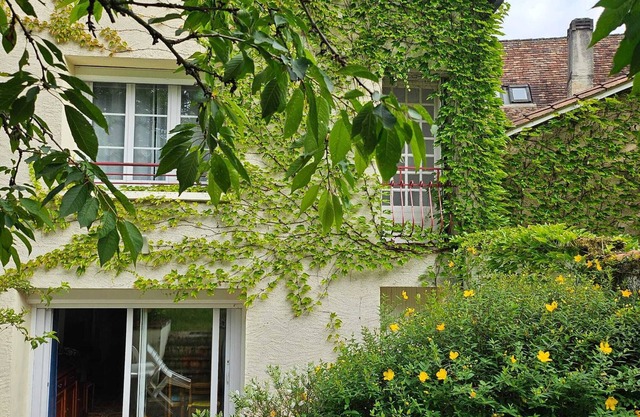 Grande Maison de Village Avec Jardin, BBQ et Piscine au Coeur du Périgord Blanc