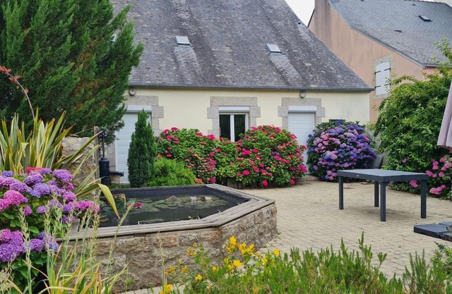 Grande Maison dans le Bourg de Nevez + jardin