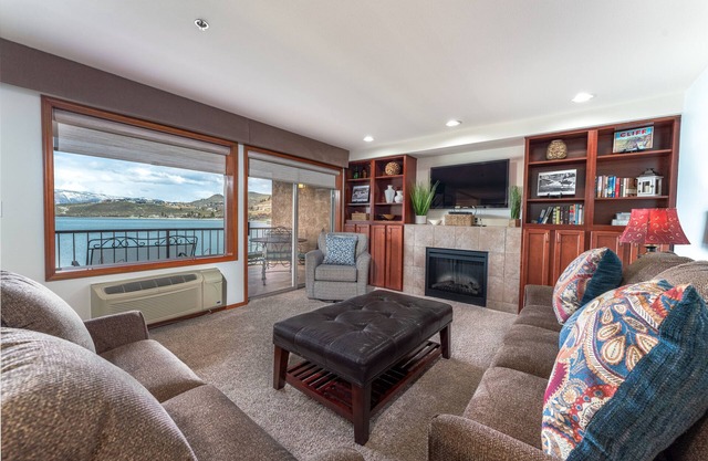GrandView 204 - Luxury 2 Bedroom Waterfront Condo