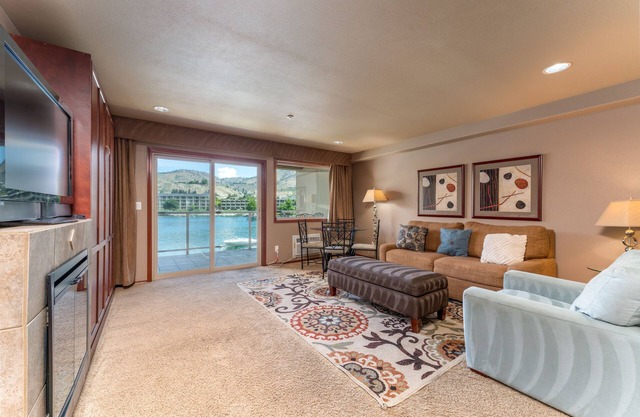 Grandview 623 Waterfront condo on Lake Chelan
