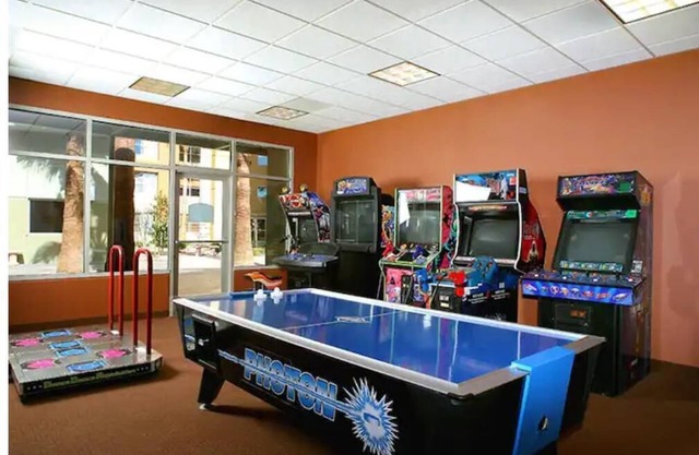 Grandview at Las Vegas SUPER BOWL Sleeps 4, 1 King and 1 Queen Sofa Bed Suiten