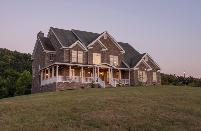 Grandview Lodge | HOT TUB, Incredible Views, Movie Room + Game Room!