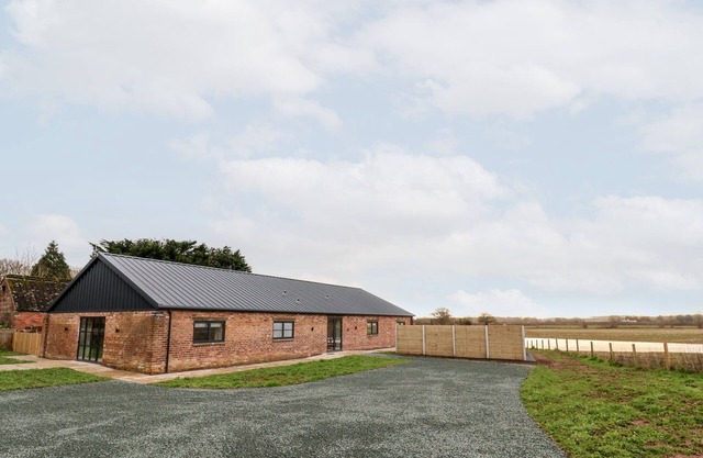 GRANGE BARN, pet friendly, character holiday cottage in Burlton