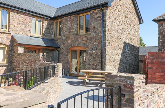 GRANGE COTTAGE, family friendly, with a garden in Coldridge