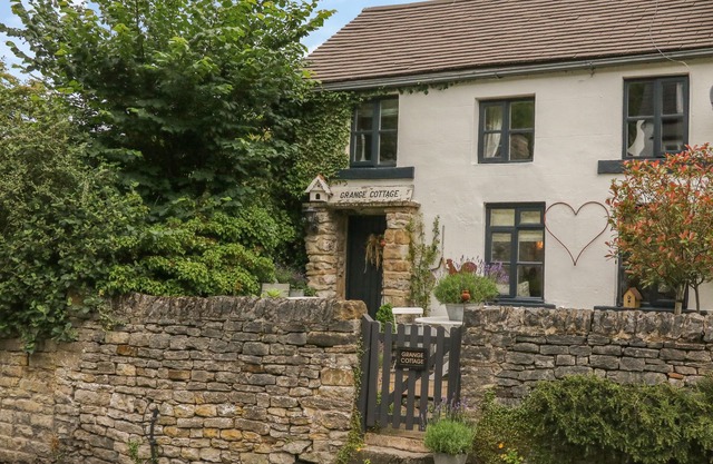 GRANGE COTTAGE, pet friendly in Castleton, Peak District