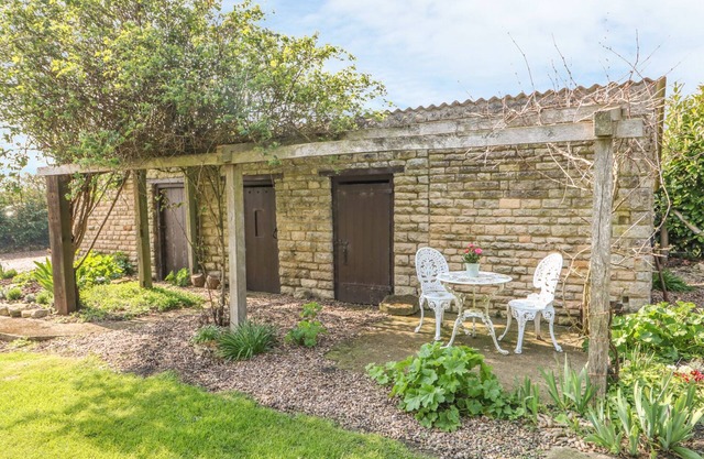GRANGE FARM COTTAGE, family friendly in Silk Willoughby